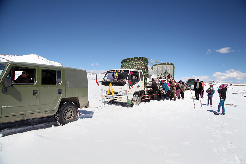 崗巴官兵鏟雪救援地方群眾