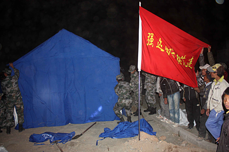 崗巴邊防官兵參加抗震救災搭建帳篷