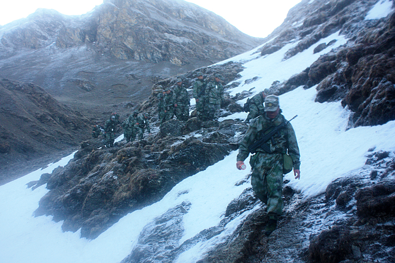 徒步巡邏在海拔5000多米的冰雪路段
