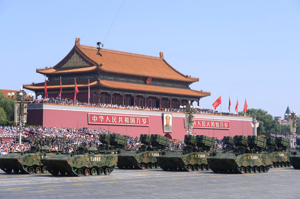 2015年9月3日，中國人民抗日戰爭暨世界反法西斯戰爭勝利70周年紀念大會在北京隆重舉行。這是紅箭-10多用途導彈武器系統接受檢閱。攝影：新華社記者 周密