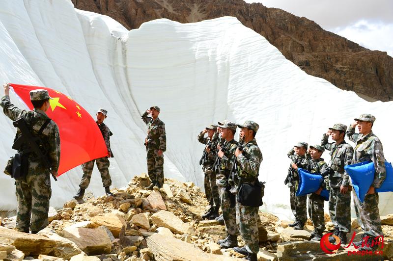 崗巴官兵巡邏在雪山上