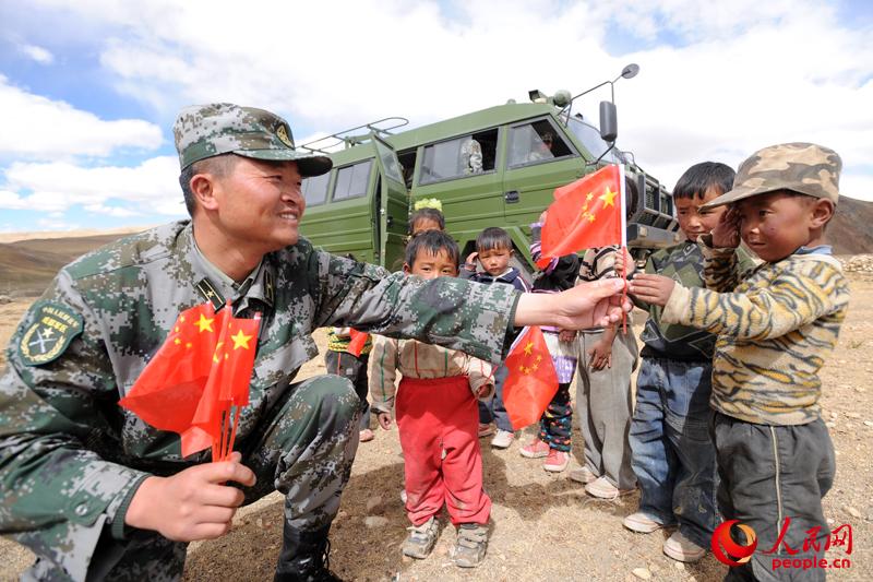 崗巴吉官兵每次巡邏經過吉汝村時都要給貧困的藏族小朋友送去玩具等，漸漸地小朋友們也學會用敬軍禮來向解放軍致敬。