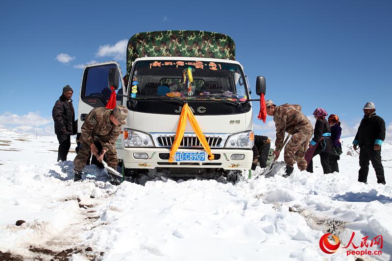 崗巴官兵鏟雪救援地方被大雪圍困在路上的群眾