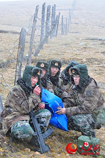 冬季巡邏途中出現高原反應是經常有的事，為了完成任務，官兵隻得吸幾口氧氣堅定完成任務 。