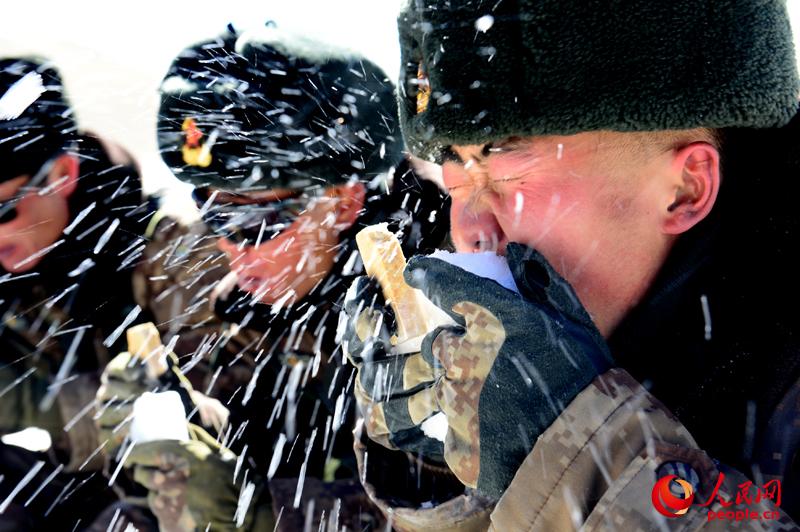 塔克遜哨所官兵在巡邏途中，由於氣溫較低，水壺裡的水凍成了冰，官兵隻能用雪塊伴干糧吃一頓特別的午餐。
