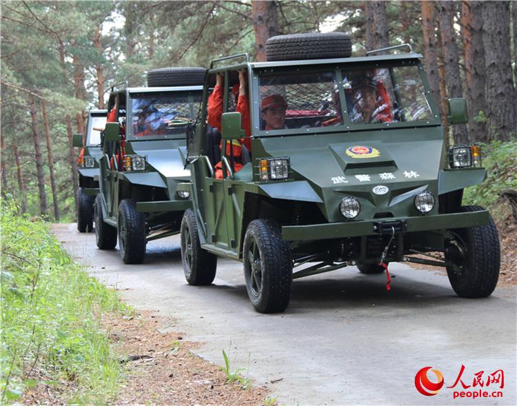 全地形車輛組隊在林區內進行防護巡邏
