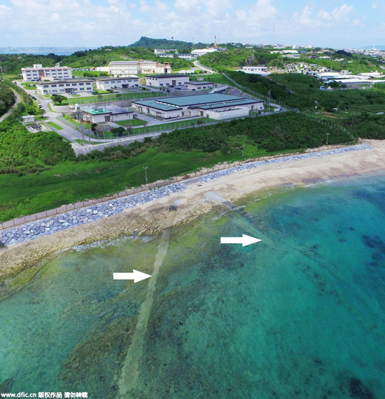 在曝光的圖片中可看到，在沖繩宇流麻市岸邊（白色箭頭所指）有兩條日本海上自衛隊海洋觀測站延伸出去的海底電纜掩埋痕跡。