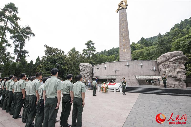 瞻仰紅軍山烈士陵園，並敬獻花籃