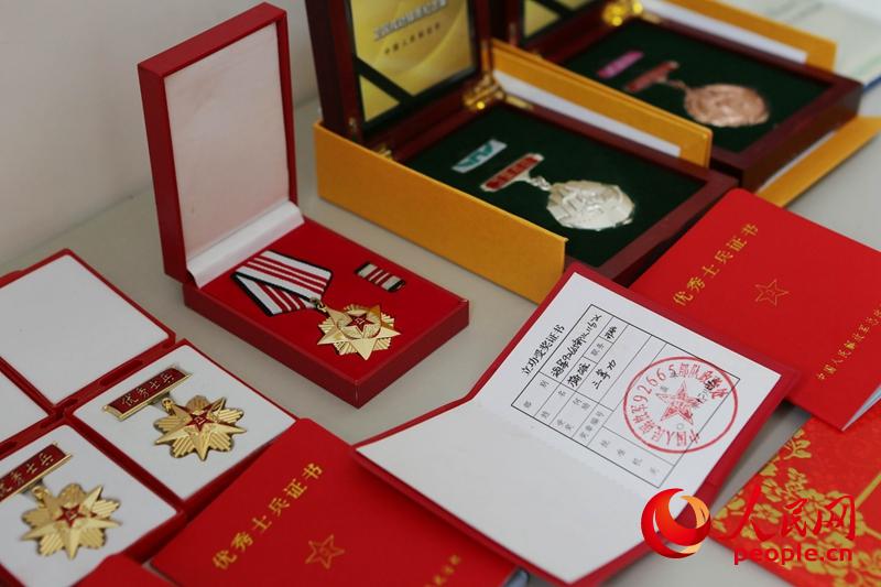 梅雄獲得的各種獎章和榮譽証書。