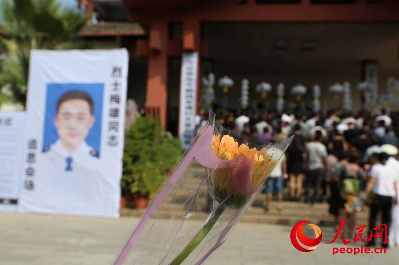 2015年8月30日，見義勇為梅雄烈士遺體告別儀式在張家界殯儀館舉行。