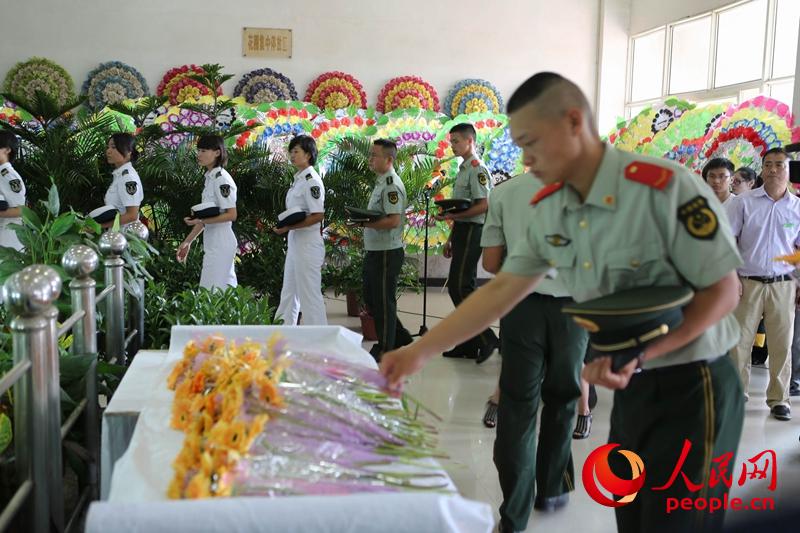 2015年8月30日，見義勇為梅雄烈士遺體告別儀式在張家界殯儀館舉行。 