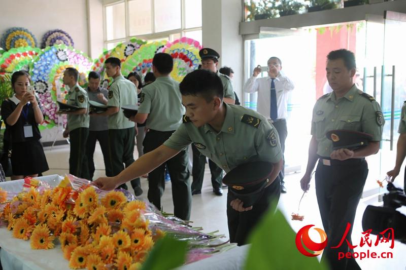 2015年8月30日，見義勇為梅雄烈士遺體告別儀式在張家界殯儀館舉行。