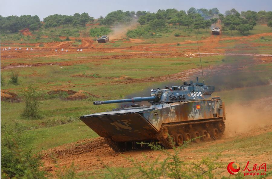 9月16日，“叢林-2015”實兵實彈演習中，海軍陸戰隊兩棲裝甲戰車出擊殲滅“敵”前沿力量（余文強攝）