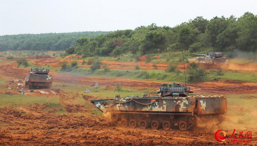 9月16日，“叢林-2015”實兵實彈演習中，海軍陸戰隊步坦協同奪取縱深陣地（余文強攝）