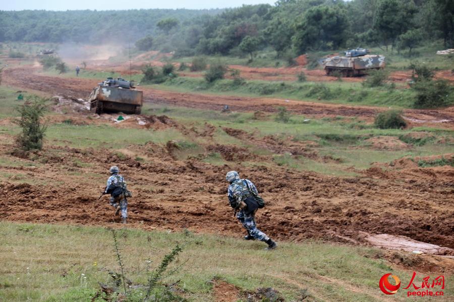 9月16日，“叢林-2015”實兵實彈演習中，海軍陸戰隊組織步坦協同，發起攻擊。（胡鍇冰攝）