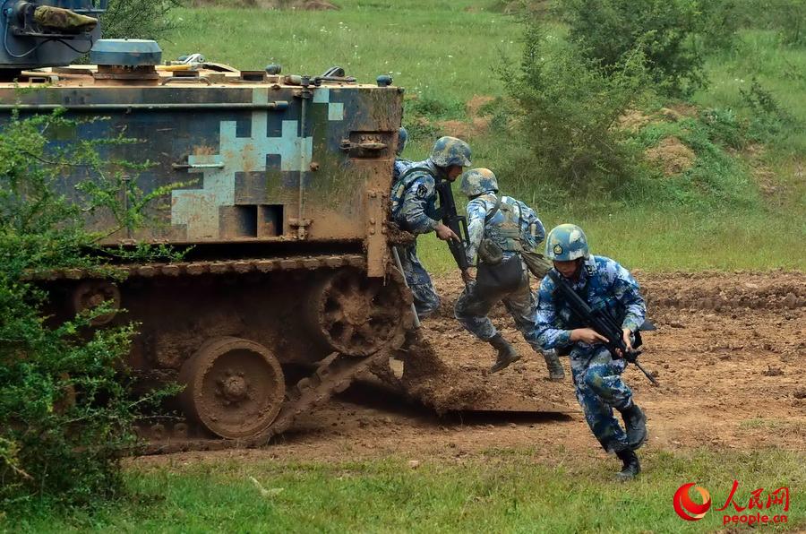 海軍陸戰隊實兵實彈演練（崔峻  攝）