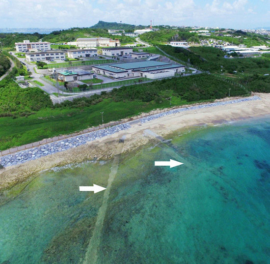 在網絡流傳的圖片可看到，沖繩宇流麻市岸邊（白色箭頭所指）有兩條日本海上自衛隊海洋觀測站延伸出去的海底電纜掩埋痕跡。