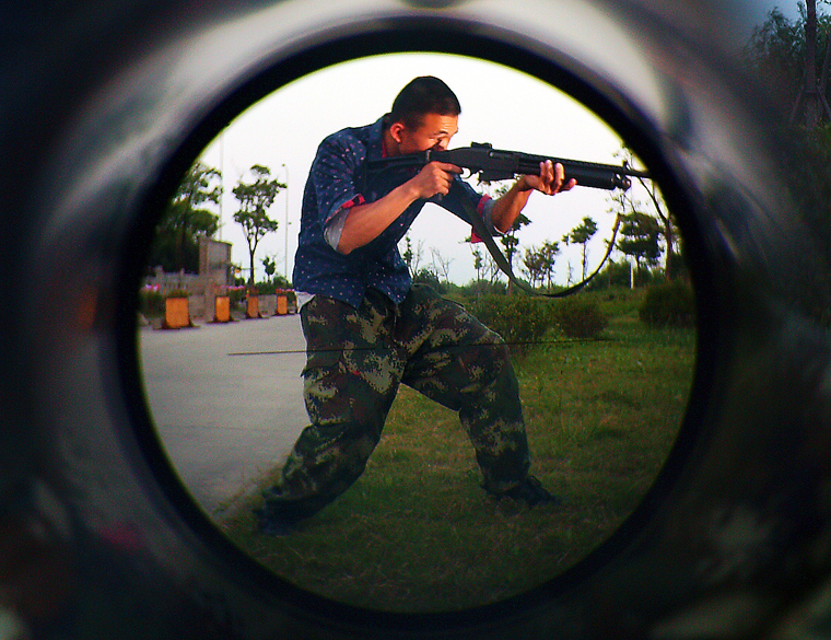高清:武警狙击手用稻草分黄豆进行专注力训练