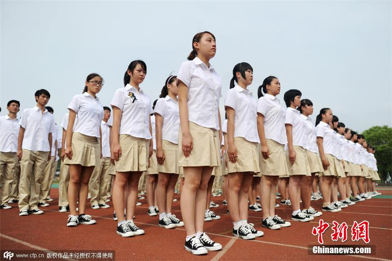 2012年9月11日，湖北經濟學院2012級新生軍訓現場，女生身著短裙褲亮相軍訓場。