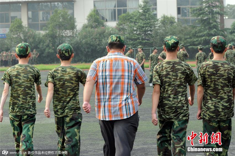 當然，不穿迷彩軍裝的還有一種可能就是，沒有號碼了。軍訓對於身材圓潤的同學而言，是個減肥不錯的選擇。