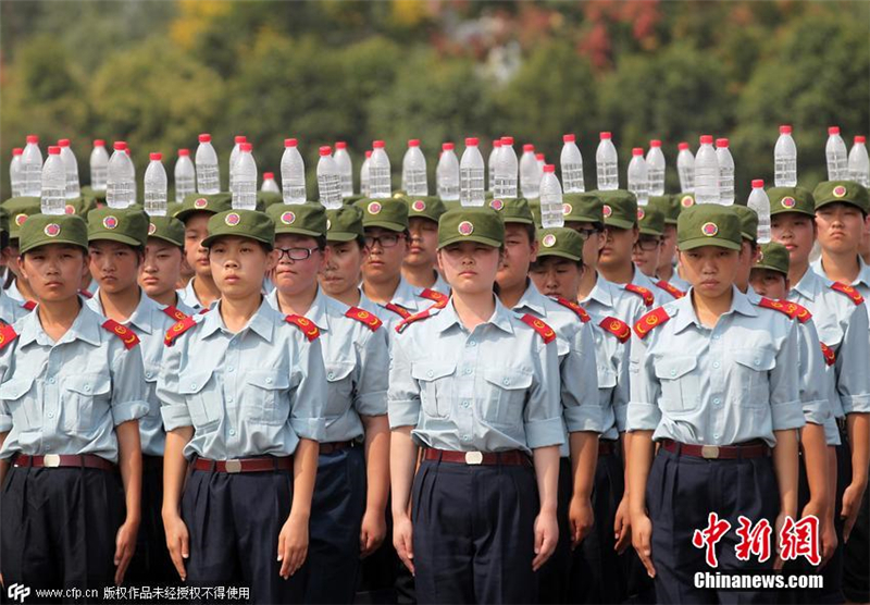 站軍姿時最怕的就是晃動，部隊也出了新創意，頂著水瓶練軍姿，半瓶水在頭上，壓力從頭襲來，身體應該不敢再搖晃了。