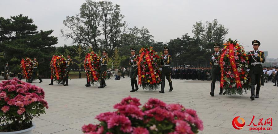10名禮兵向烈士紀念碑敬獻花籃。本報特約記者李祥輝攝