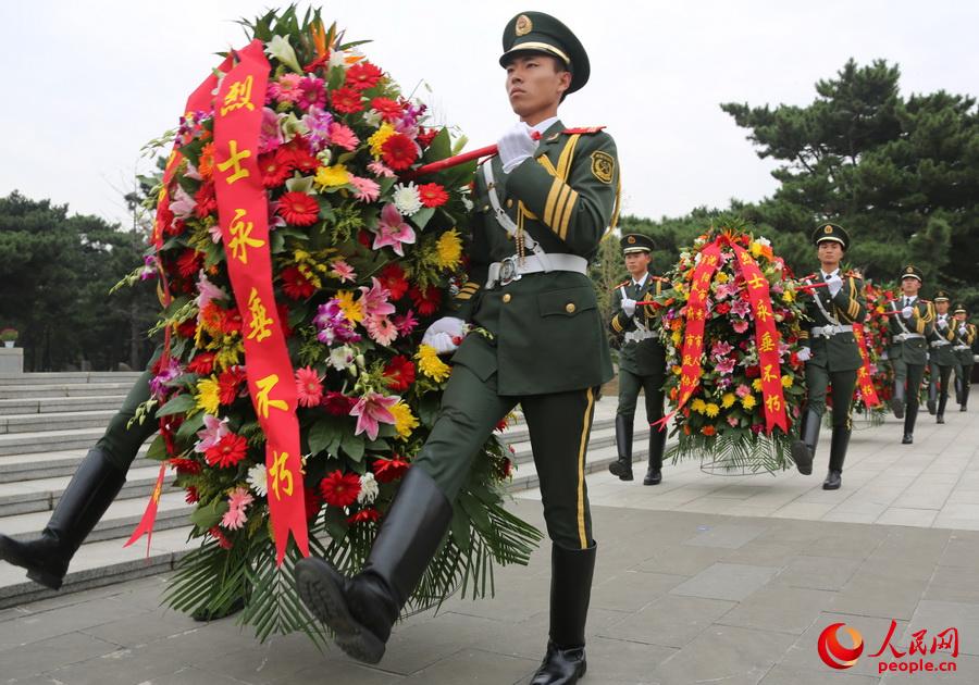 10名禮兵向烈士紀念碑敬獻花籃。本報特約記者李祥輝攝