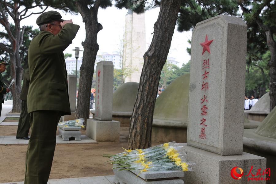 參加活動的老戰士向邱少雲、黃繼光等烈士墓敬獻鮮花，表達對人民英雄的敬仰和懷念。本報特約記者李祥輝攝