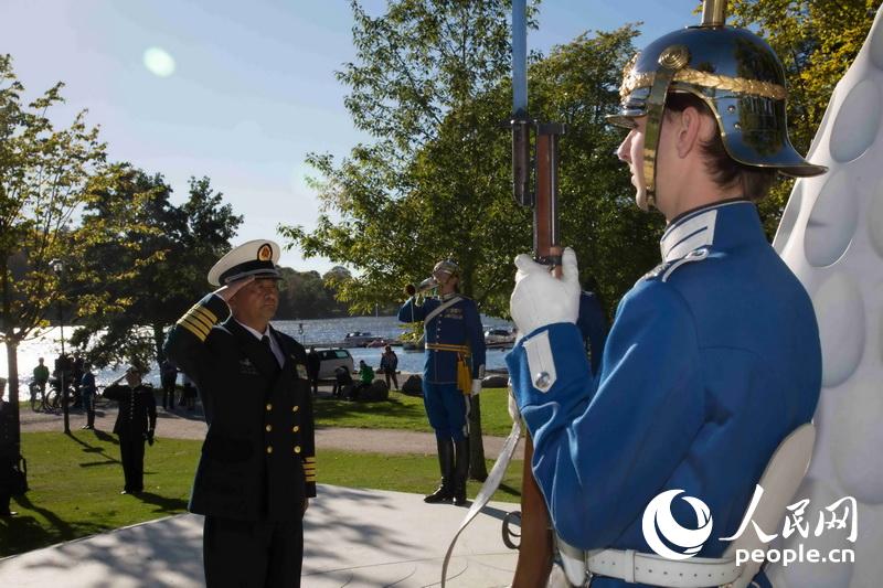 編隊指揮官王建勛向瑞典老兵紀念碑獻花。駐瑞典使館武官處供圖