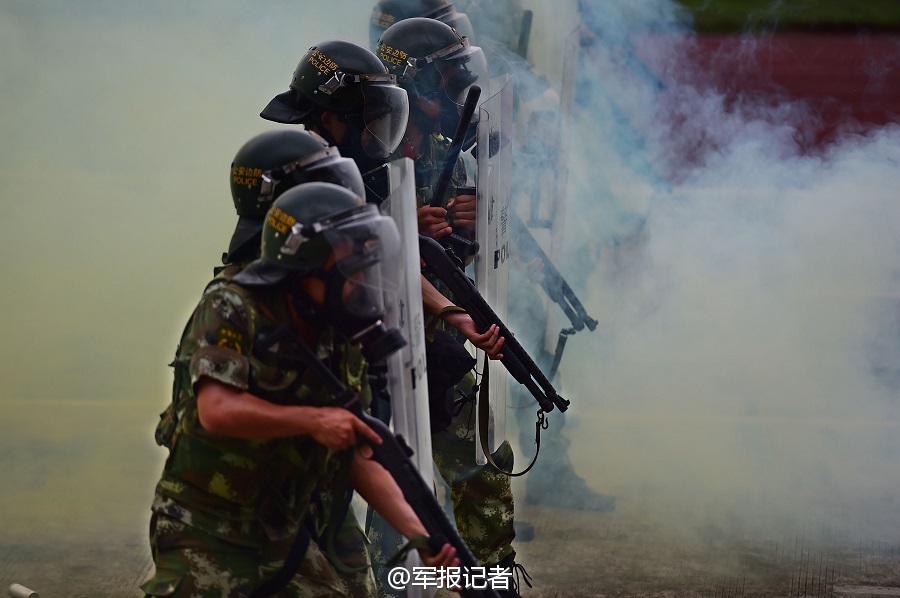 高清：武警廣東邊防部隊假日演練處置恐怖事件【2】