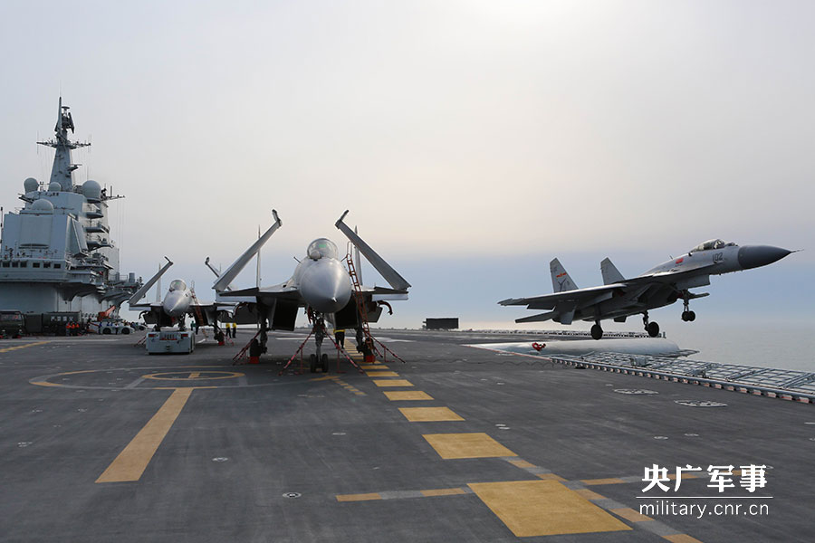 2014年4月，殲-15艦載戰斗機在遼寧艦上進行試驗試飛。鐘魁潤攝