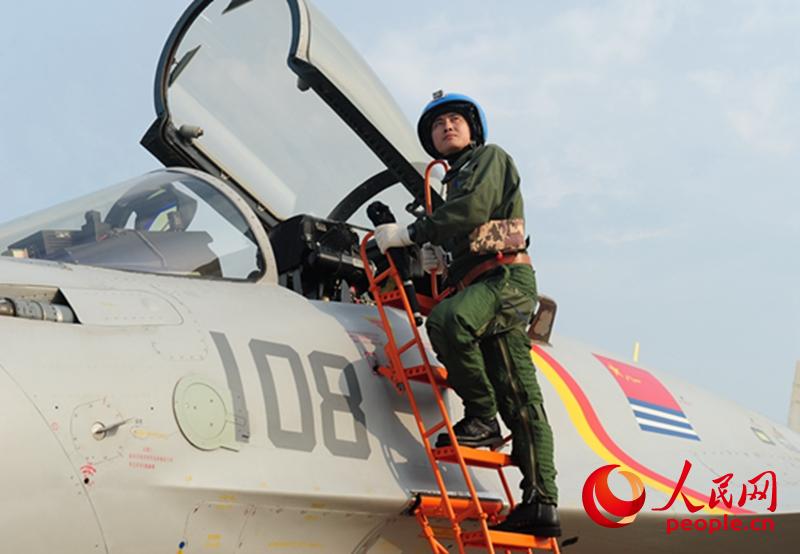 航母戰斗機英雄試飛員戴明盟。攝影：胡鍇冰。 