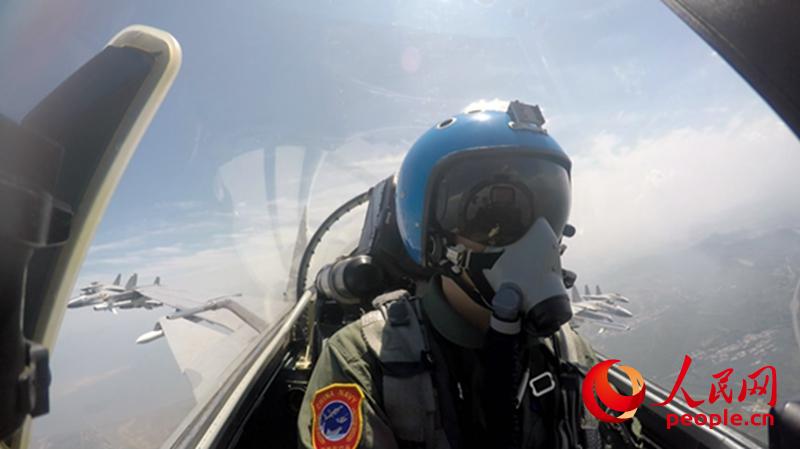 資料照片：戴明盟駕駛殲-15艦載機進行飛行訓練5。