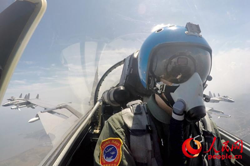 資料照片：戴明盟駕駛殲-15艦載機進行飛行訓練。