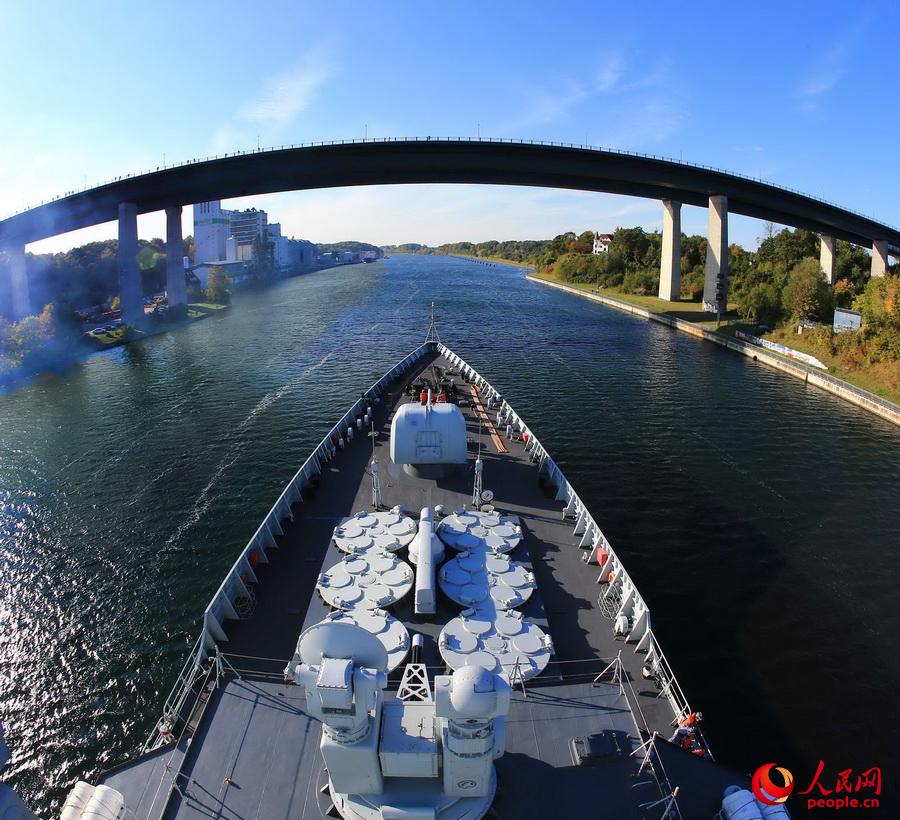 濟南艦穿過運河大橋。代宗鋒攝
