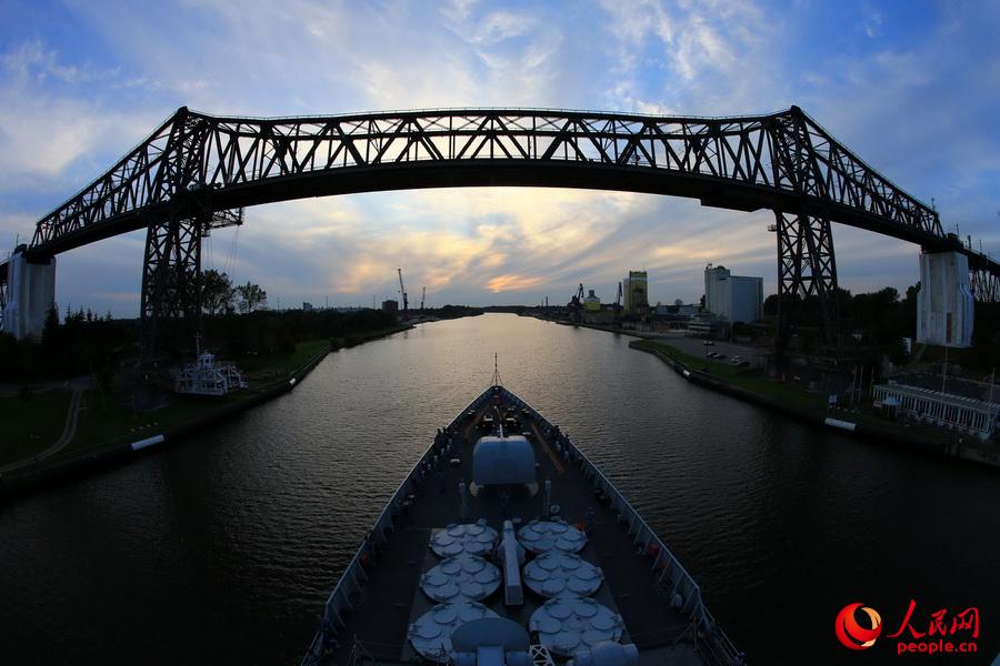 濟南艦穿過運河大橋。代宗鋒攝