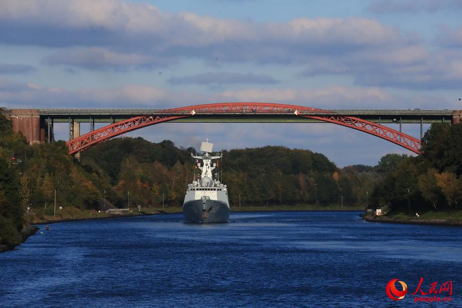 益陽艦穿過運河大橋。代宗鋒攝