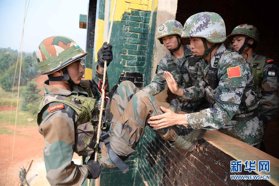 在“攜手-2015”中印陸軍反恐聯合訓練單兵基礎技能訓練現場，中方士兵向印方士兵講解定點索降動作要領。