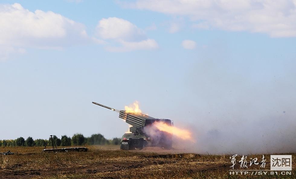 高清:群炮齊射 沈陽軍區某炮兵團實戰化演練打出“滿堂彩”【8】