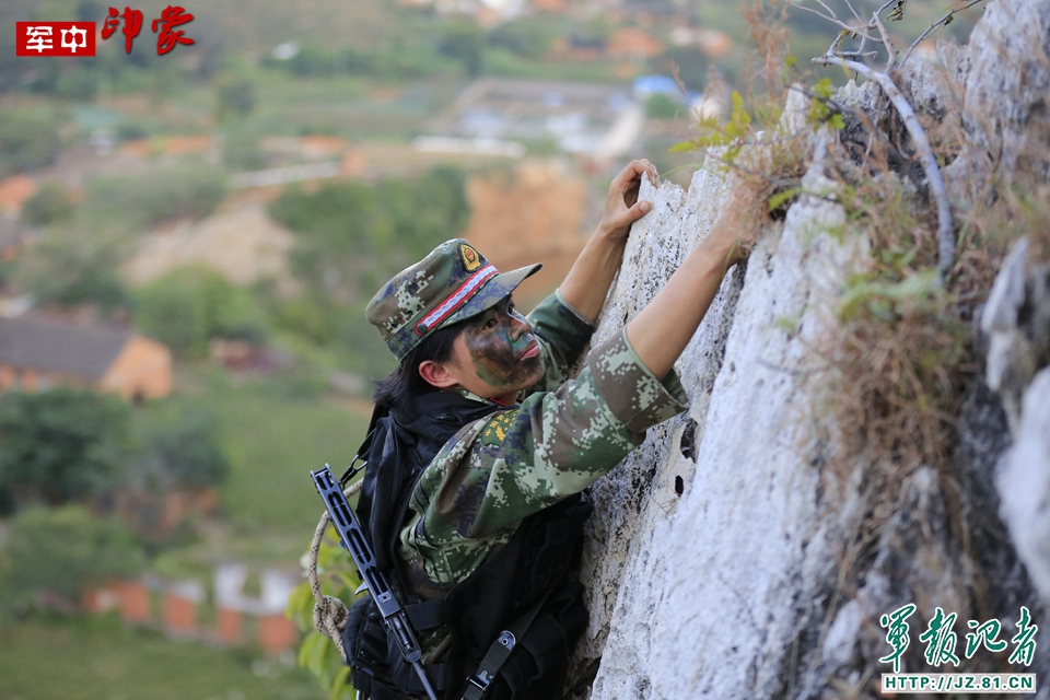 高清:武警特战女兵全副武装徒手攀爬40米悬崖