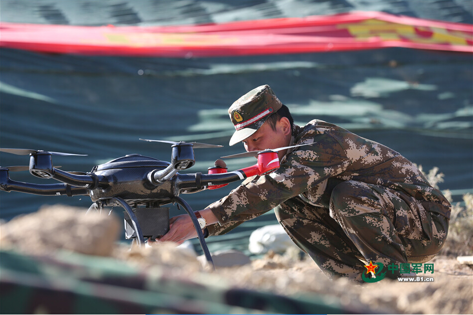 高清:西藏边防武警演练边境捕歼 弹无虚发