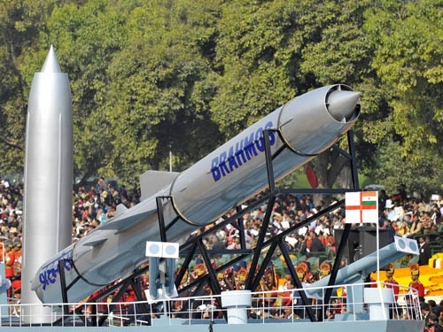 印度从新型驱逐舰试射布拉莫斯导弹 打出最大射程
