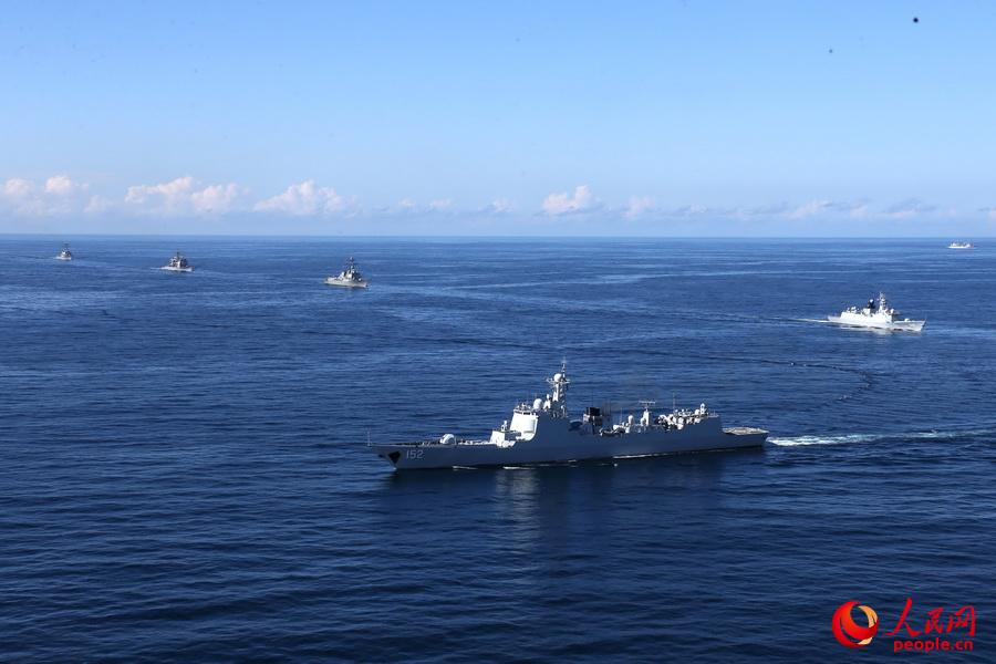 编队济南舰、益阳舰与美方参演三舰正在进行鱼贯法转向 代宗锋摄