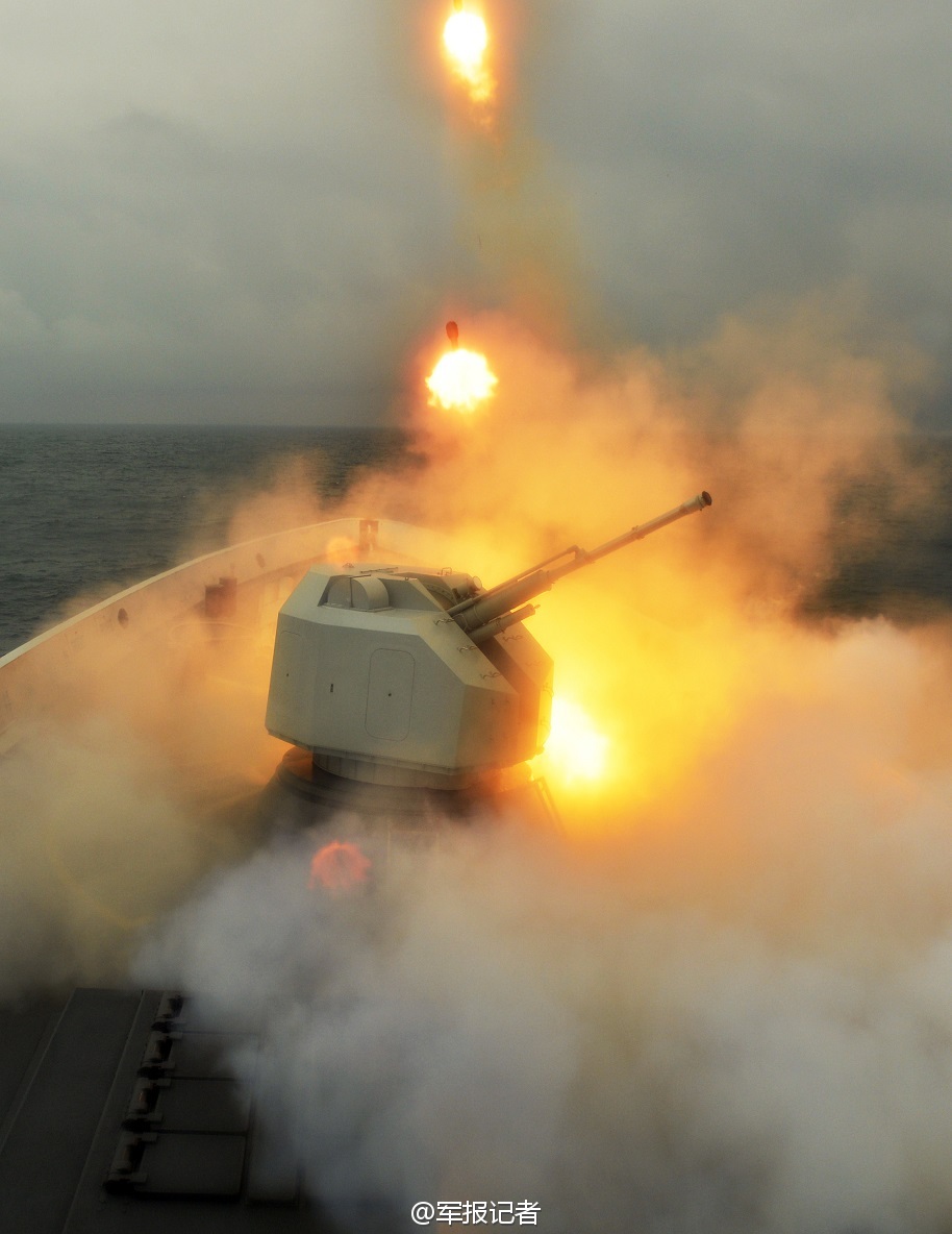 高清：北海舰队战舰在黄海举行实弹射击 火力全开