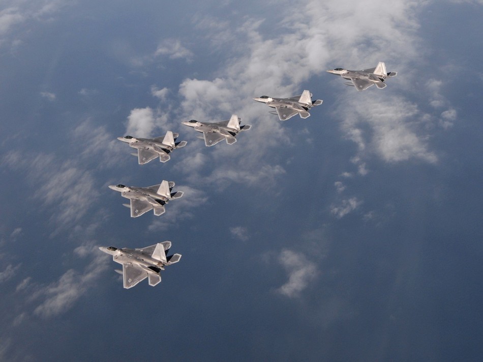 ����:����15��F-22��Ӻ�ɨ�ɹ�ī������