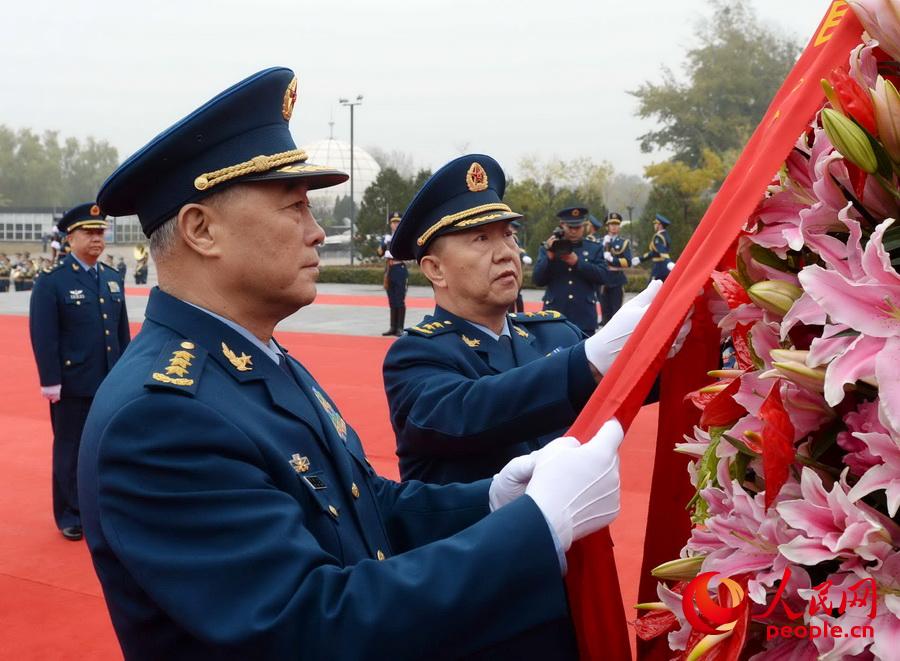 空军马晓天司令员,于忠福共同整理花篮缎带.余红春摄