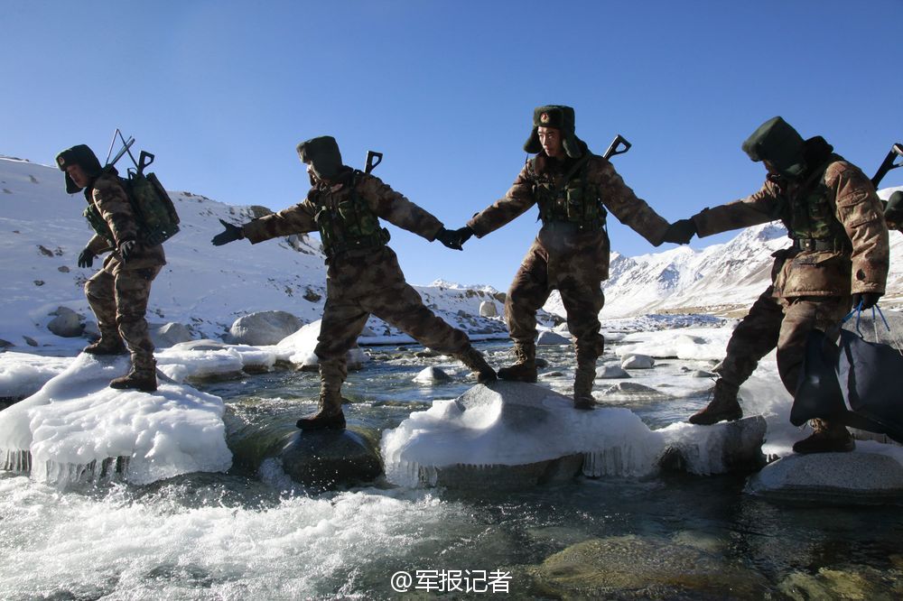 高清：解放軍冰天雪地巡邏海拔近5000米高原