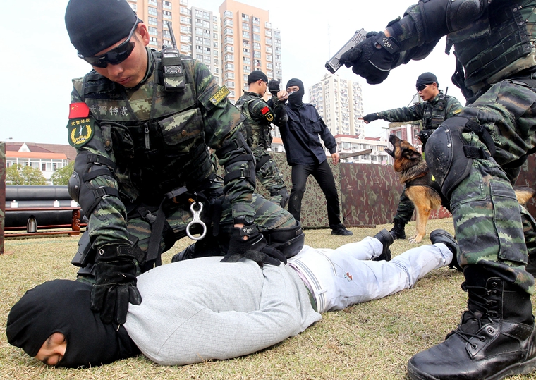 11月15日，武警战士在进行城市街区的反恐演练。