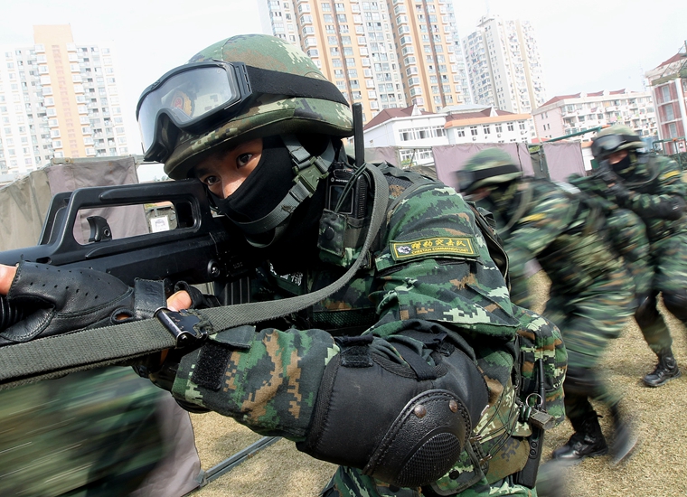 11月15日，武警战士在进行城市街区的反恐演练。