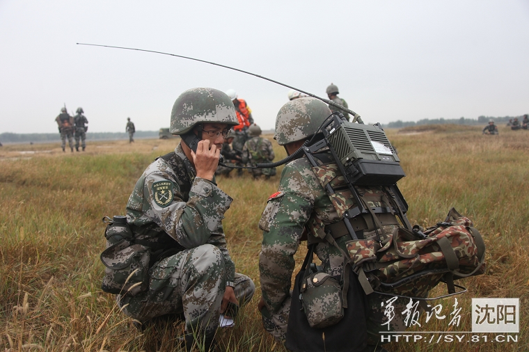合成營營長劉曉剛（左）在戰斗中下達指令。本網特約記者譚長俊 攝